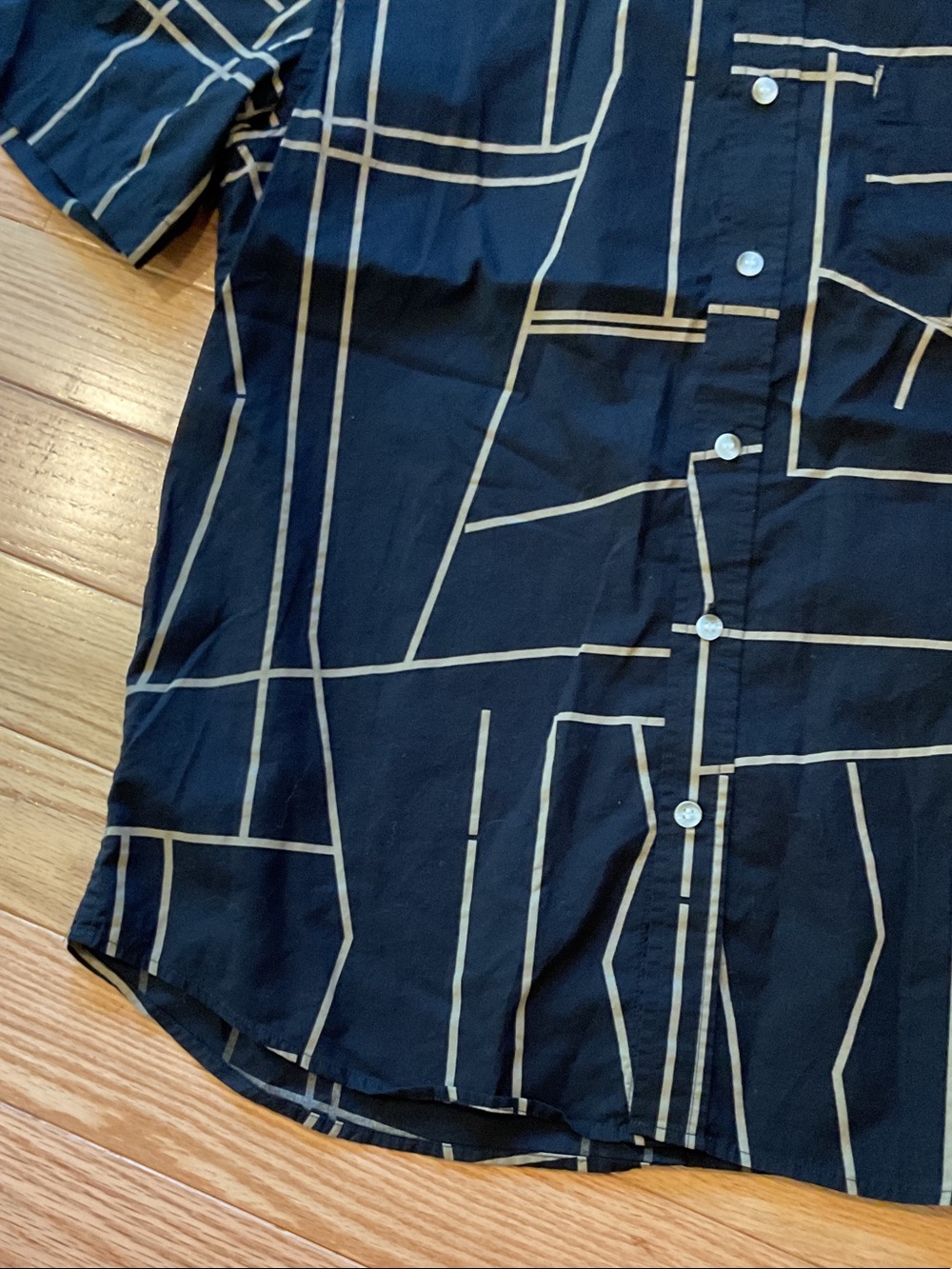 Banana Republic Black Short-Sleeve Button-Down Tan Geometric Lines NWOT medium - Picture 6 of 9